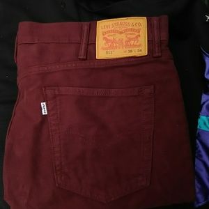 Maroon levis
